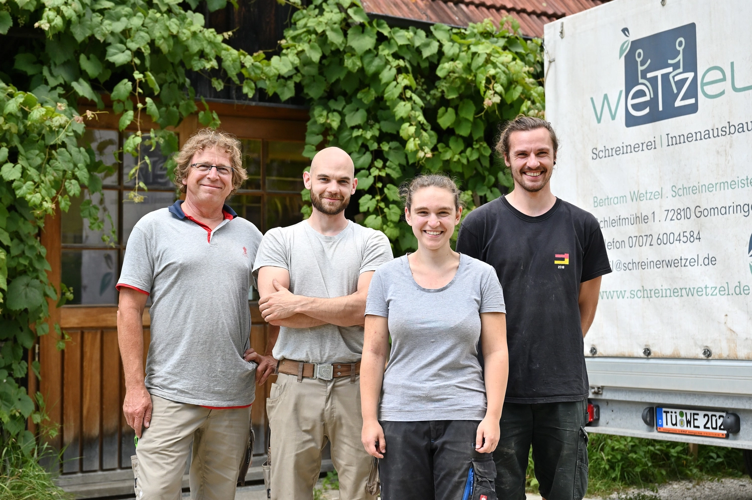 Schreinerei - Maßgefertigte Holzarbeiten -  Team aus drei Männern und einer Frau